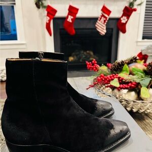Size 10 Men’s John Varvatos Walker Center Seam Zip Boots in Excellent Condition.
